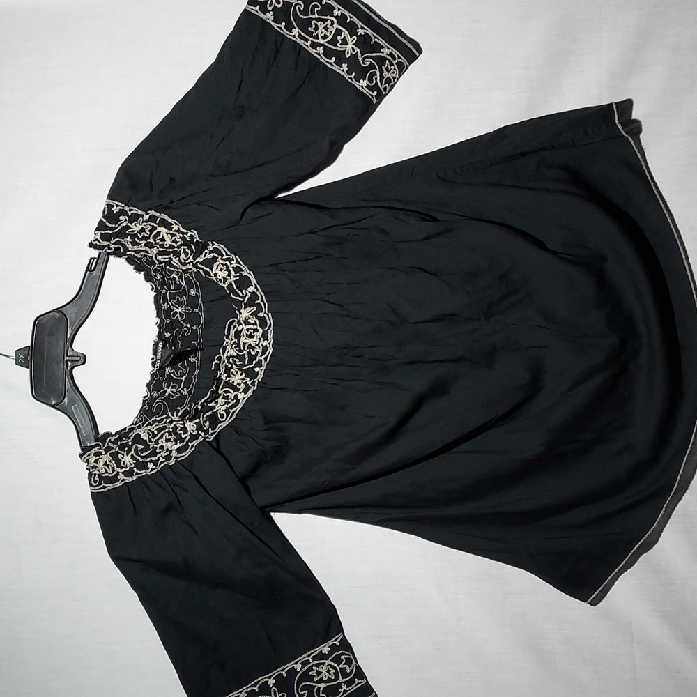 Lucky Brand off the shoulder women's top size small with embroidered accents